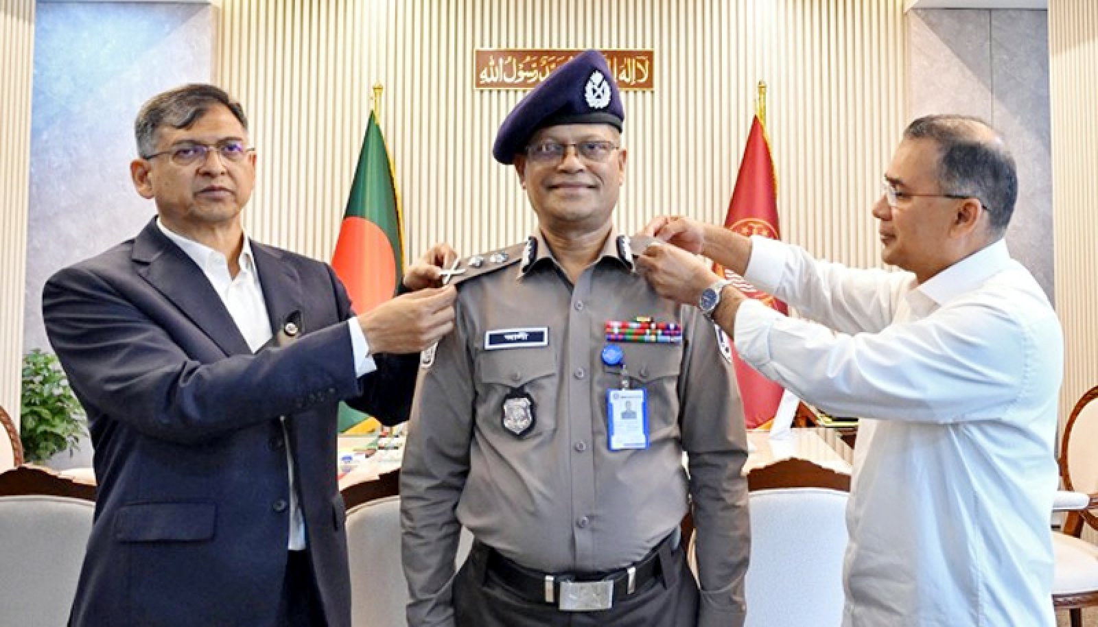 আইজিপিকে র‍্যাংক ব্যাজ পরালেন প্রধানমন্ত্রী