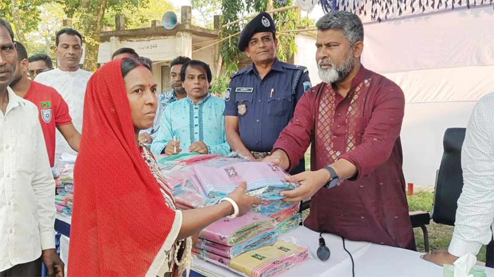 দুর্গোৎসবের আনন্দ ভাগাভাগি, বদলগাছীতে ৪০০ দুস্থের হাতে শাড়ি-লুঙ্গি