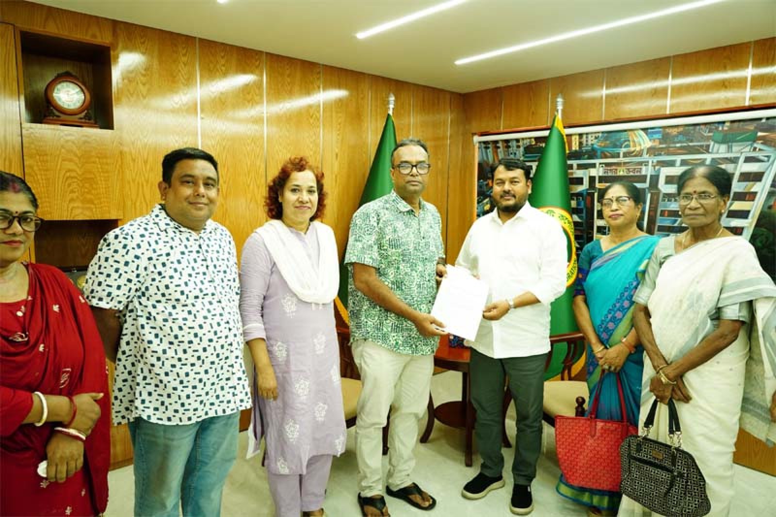 সৌরবিদ্যুৎ প্রকল্প বাস্তবায়নের উদ্যোগ গ্রহণের  আবেদন জানিয়ে রাসিক প্রশাসককে স্মারকলিপি প্রদান