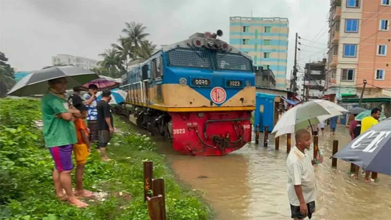চট্টগ্রাম-কক্সবাজার রুটে ট্রেন চলাচল বন্ধ, টিকিটের টাকা ফেরত দিচ্ছে রেল
