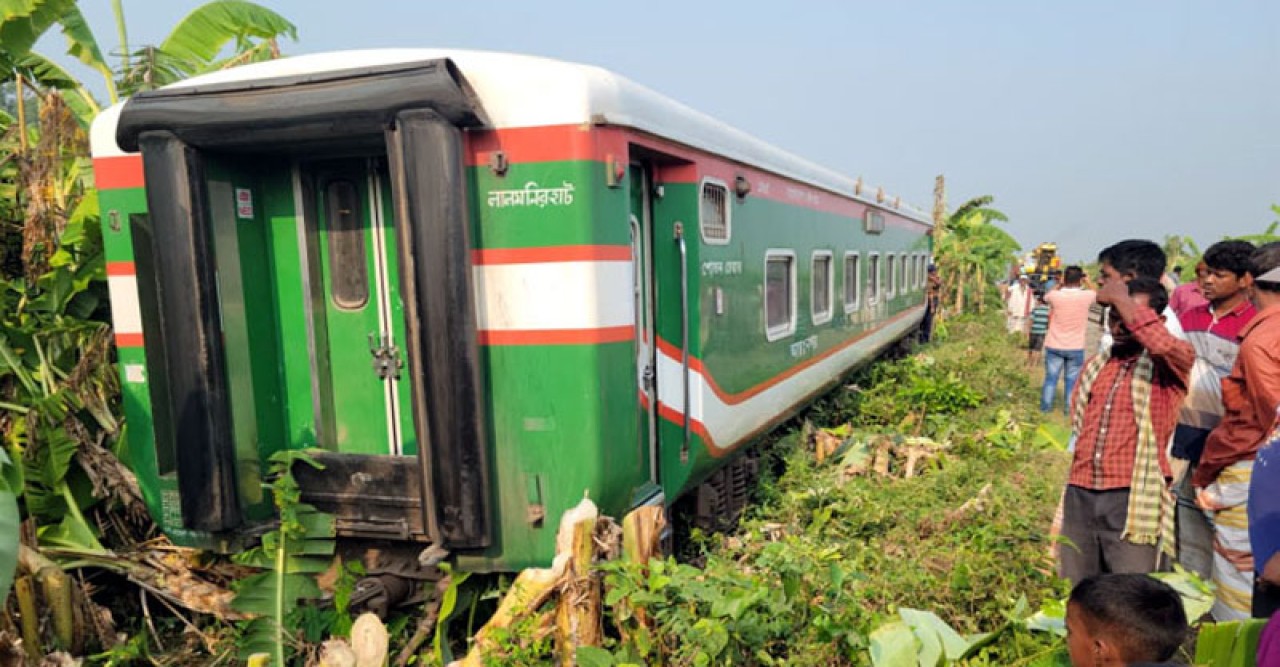 ৫ ঘণ্টা পর উত্তরবঙ্গের সঙ্গে রেল যোগাযোগ স্বাভাবিক