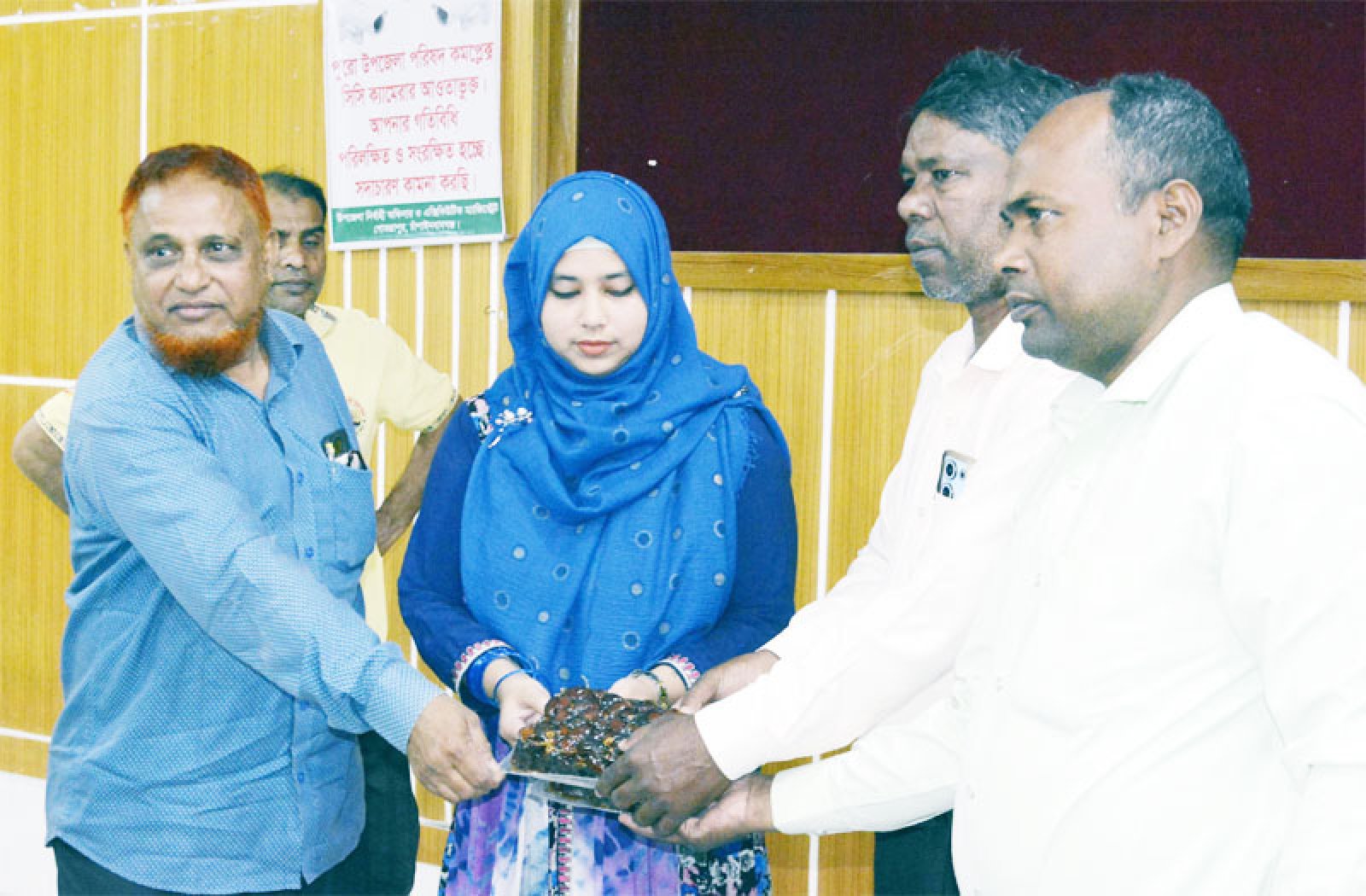 চাঁপাইনবাবগঞ্জ গোমস্তাপুরে মাদ্রাসা ও এতিমখানায় সৌদি সরকারে খেজুর বিতরণ