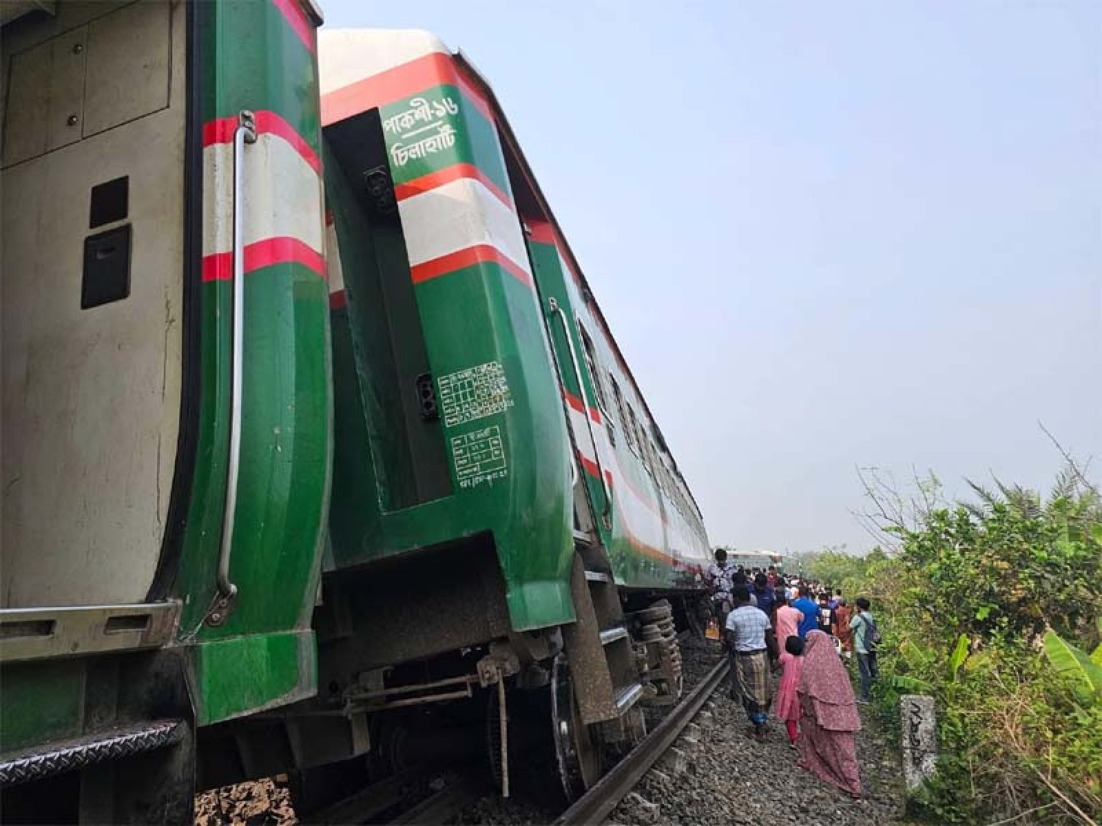 চিলাহাটিগামী নীলসাগর এক্সপ্রেসের ৯টি বগি লাইনচ্যুত