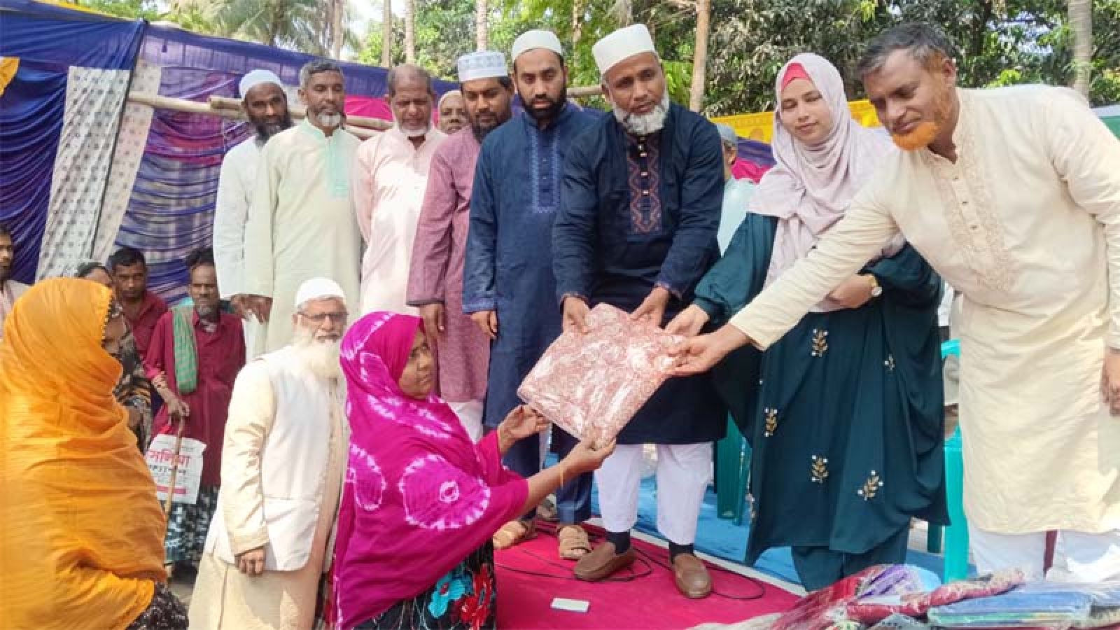 চাঁপাইনবাবগঞ্জে ঈদ উপলক্ষে শাড়ি ও নগদ অর্থ বিতরণ