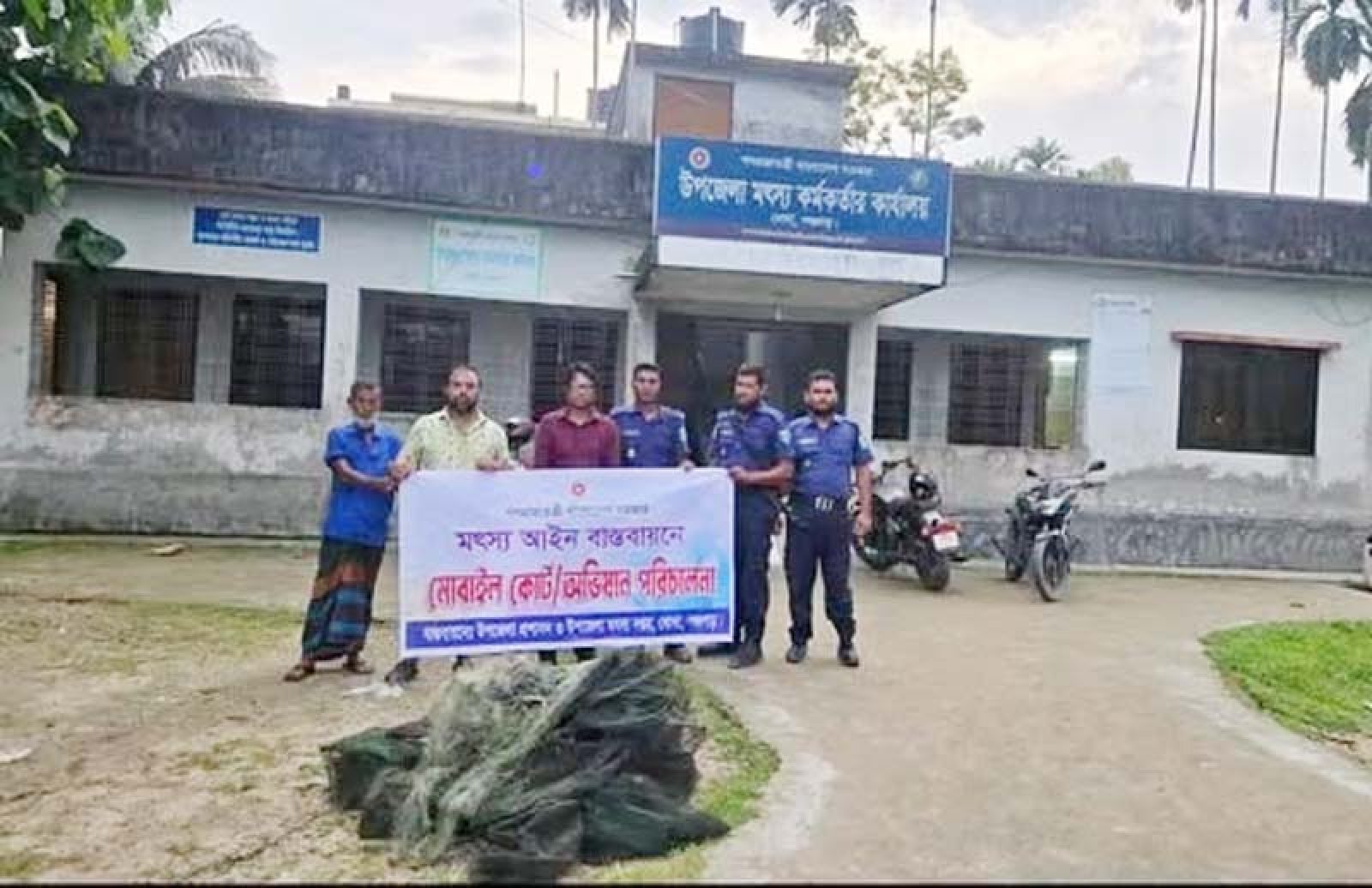 বোদা উপজেলায় অভিযান : বিপুল চায়না দুয়ারী ও কারেন্ট জাল জব্দ