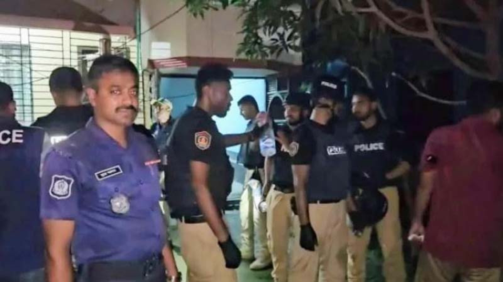 সাভারে জেএমবি সদস্য আটক, বোমাসদৃশ বস্তু ও বিপুল পরিমাণ ককটেলসহ বোমা তৈরির সরঞ্জাম উদ্ধার