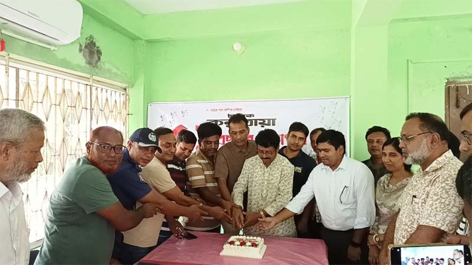 দৈনিক করতোয়ার ৫১ বছরে পদার্পণ উপলক্ষে বদলগাছীতে কেক কাটা ও আলোচনা সভা