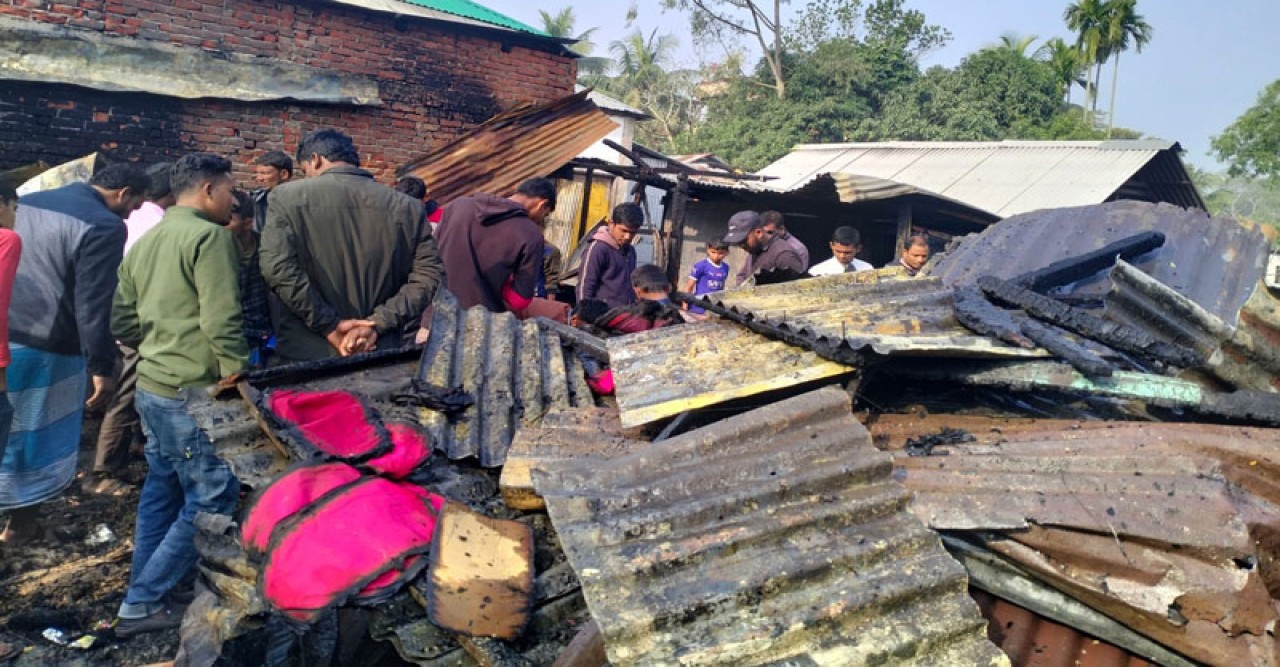 সুবর্ণচরে আগুনে পুড়ল ৬ দোকান