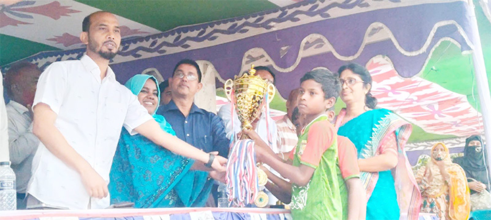 নিয়ামতপুরে প্রাথমিক বিদ্যালয় গোল্ডকাপ ফুটবল টুর্নামেন্টের ফাইনাল খেলা