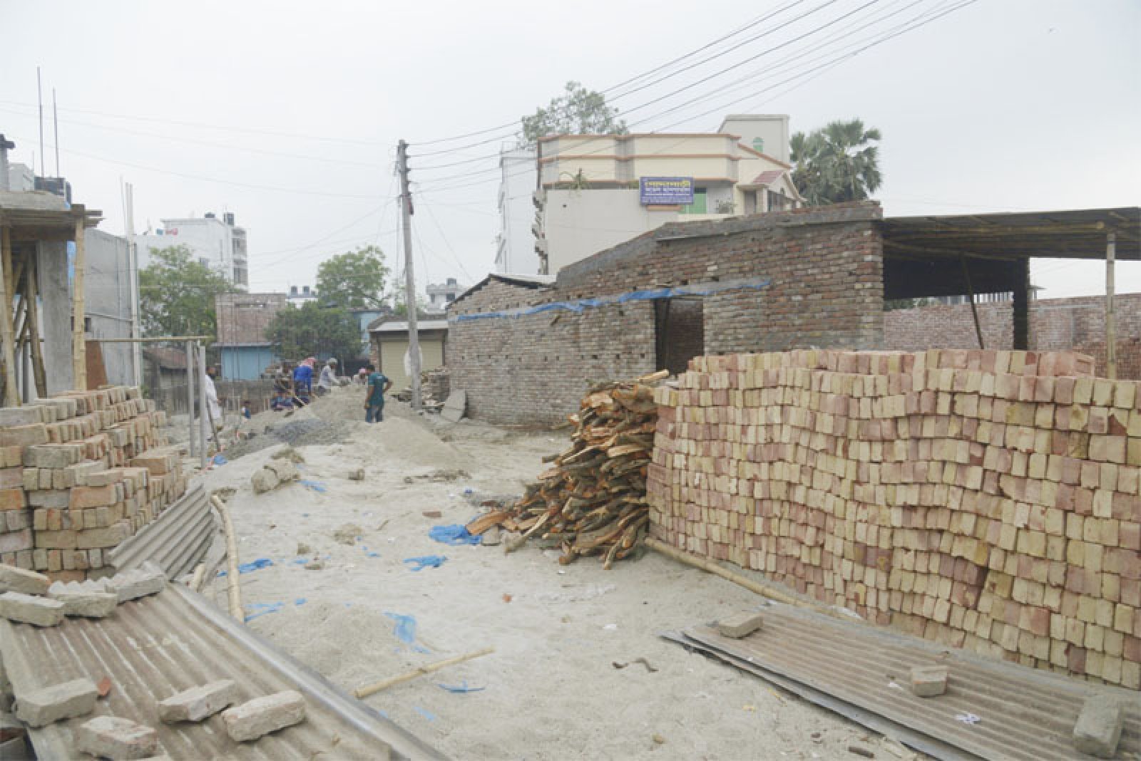 গোদাগাড়ীতে সড়ক ও জনপথের জমি দখল করে অবৈধ স্থাপনা! চলাচলে বাধাগ্রস্ত বসবাস কারিরা