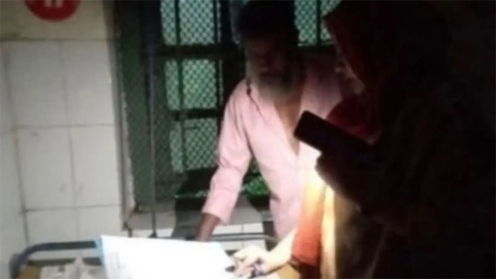 বিদ্যুতের অভাবে অন্ধকার হাসপাতাল, মোবাইলের আলোয় চলছে চিকিৎসা