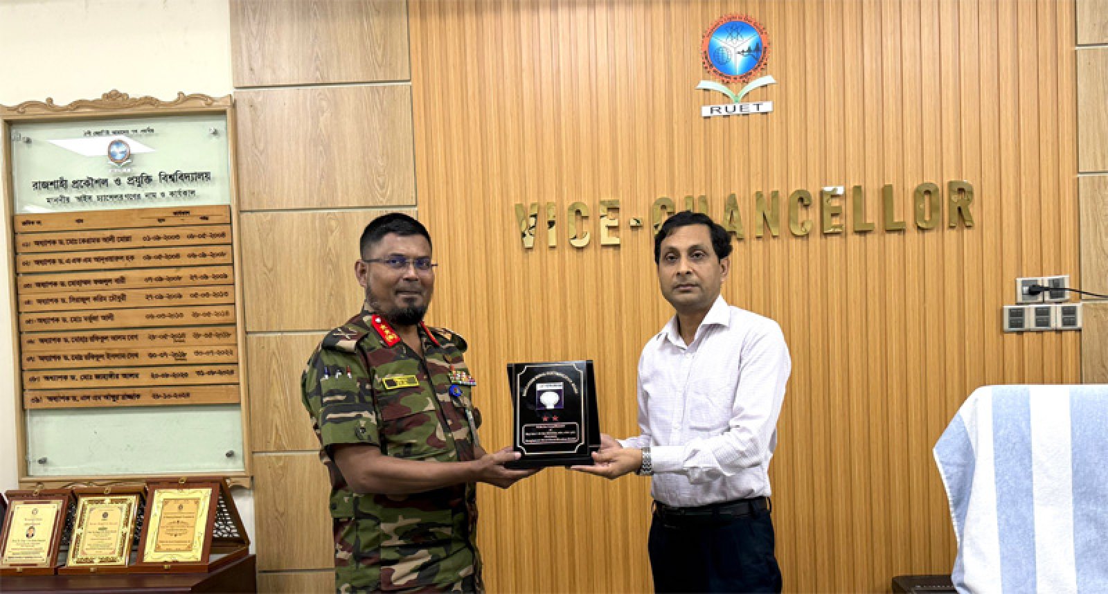 রুয়েটের উপাচার্যের সাথে সৌজন্য সাক্ষাত করলেন পল্লী বিদ্যুতায়ন বোর্ডের চেয়ারম্যান