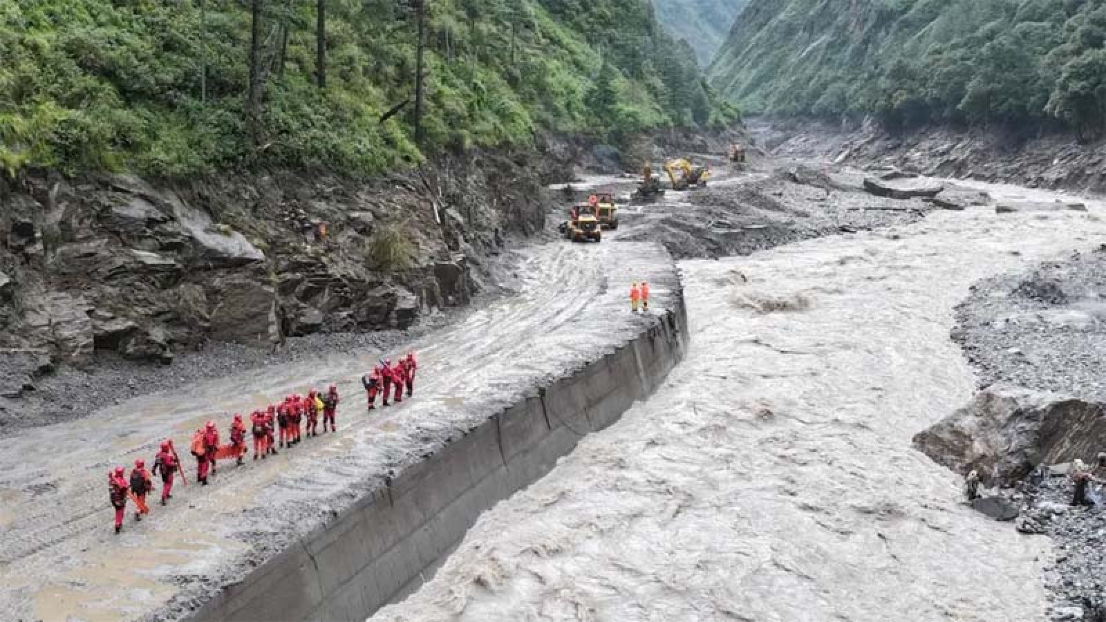 নেপাল-তিব্বত সীমান্তে ফের বন্যার আশঙ্কা : উদ্ধারকাজ স্থগিত