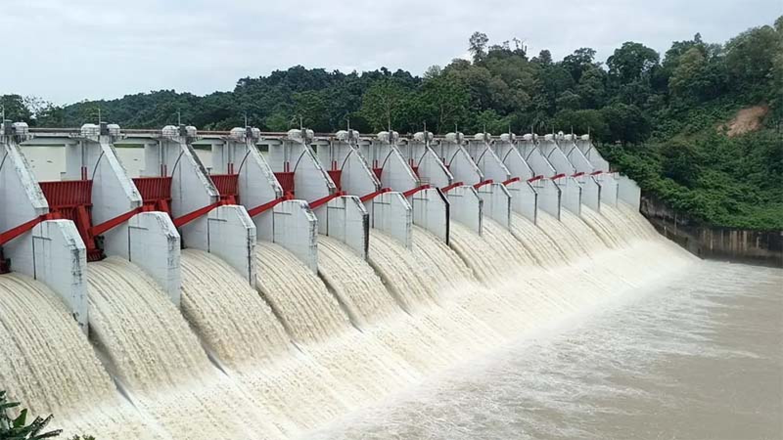 কাপ্তাই হ্রদের পানি বিপৎসীমার কাছাকাছি,  ১৬টি জলকপাট ৬ ইঞ্চি করে খুলে দেওয়া হবে