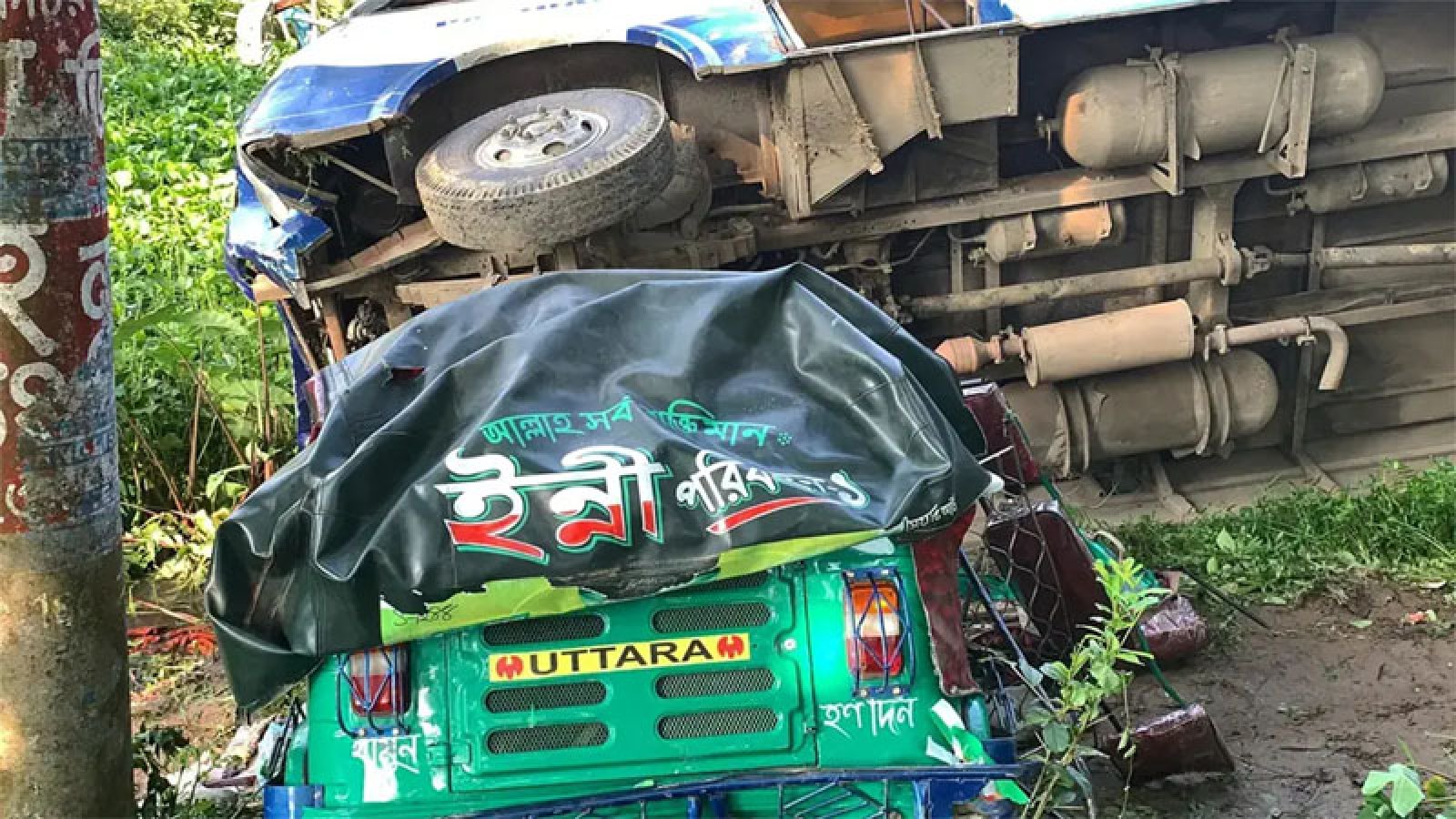 বাসের ধাক্কায় বাবা-মেয়েসহ নিহত ৫