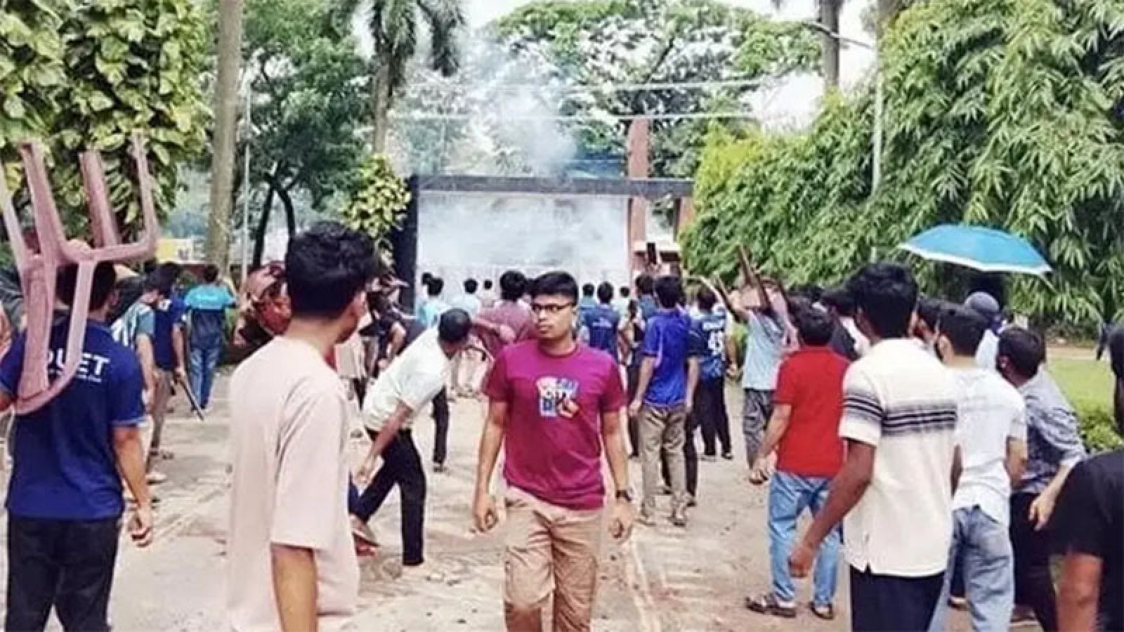 নতুন ভিসির যোগদান ইস্যুতে রণক্ষেত্র ডুয়েট ॥ শিক্ষার্থী-বহিরাগত সংঘর্ষে আহত ১৫