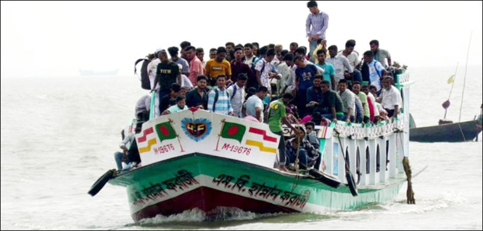 নিষেধাজ্ঞা উপেক্ষা করে উত্তাল মেঘনা পারাপার