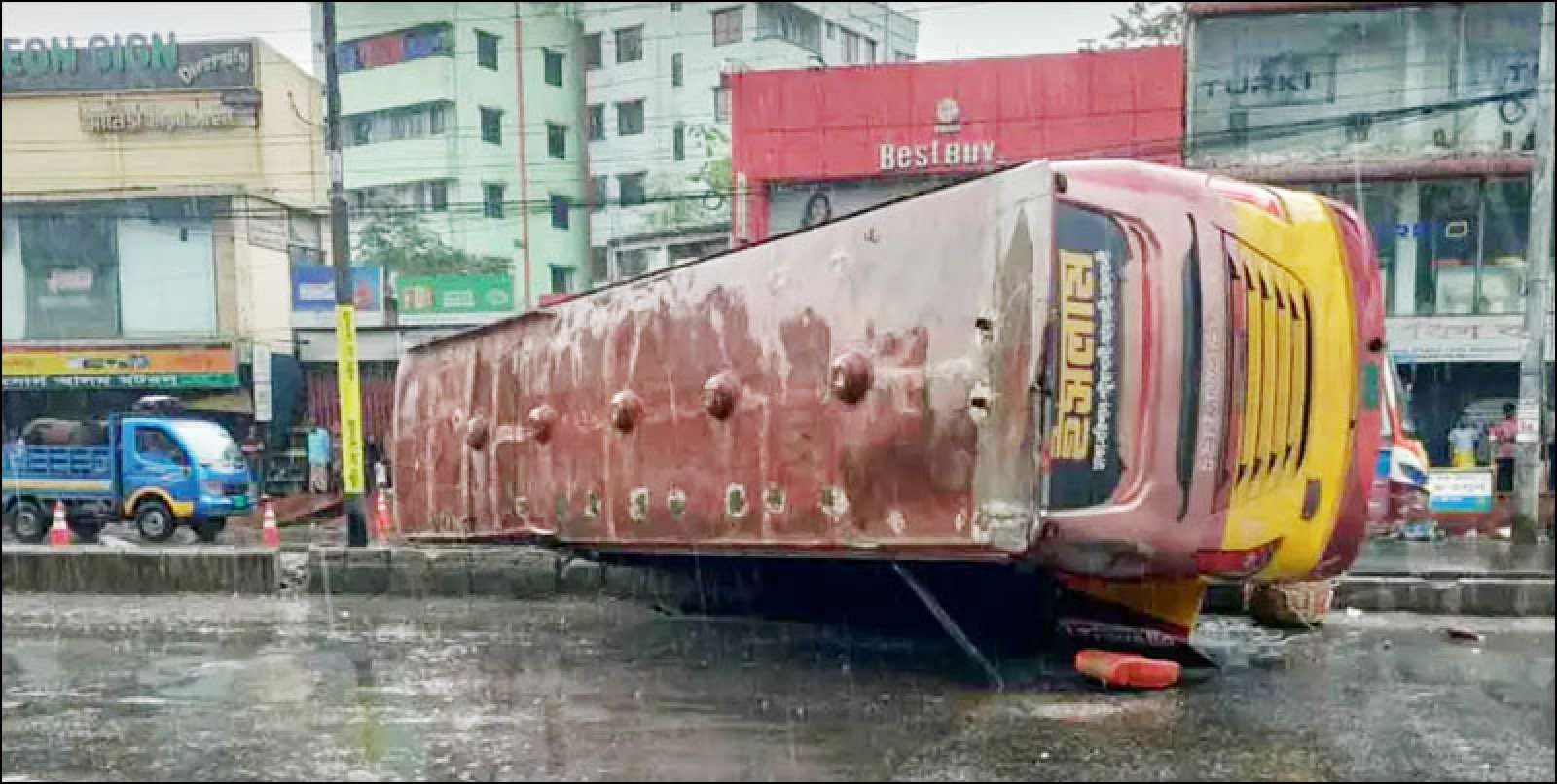 রাজধানীতে এক বাসে অন্য বাসের ধাক্কা, ৪ যাত্রী নিহত ও ১০ আহত
