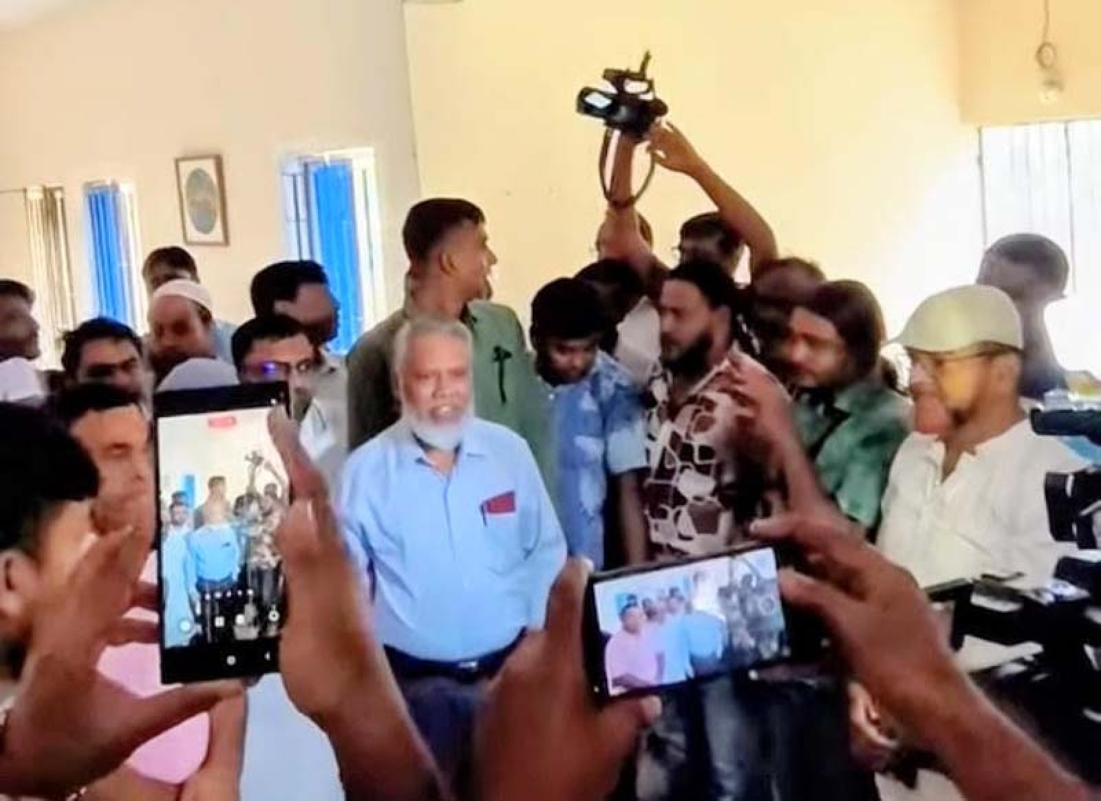 ম্যাজিস্ট্রেটের উপস্থিতিতে স্ব-সম্মানে নিজ অফিসে প্রবেশ করলেন রামেবি ভিসি