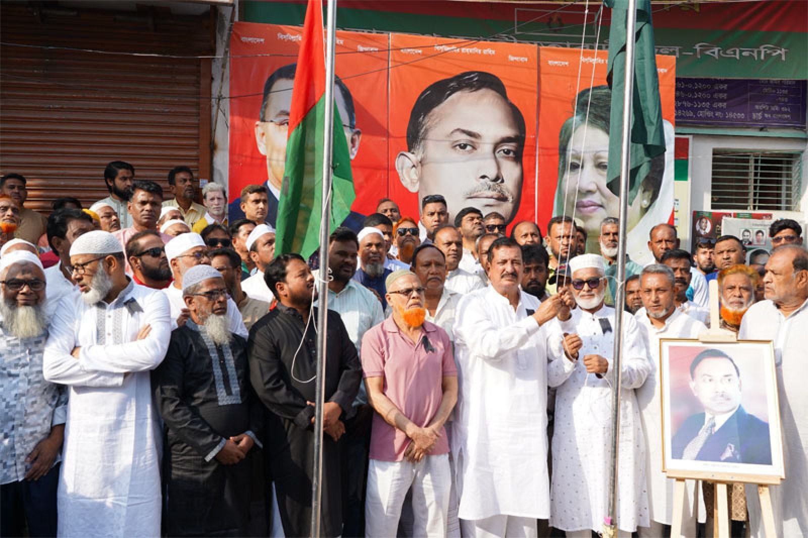 শহীদ রাষ্ট্রপতি জিয়াউর রহমানের ৪৫তম শাহাদত বার্ষিকী উপলক্ষে  রাজশাহীতে পতাকা অর্ধনমিত ও কালো পতাকা উত্তোলন