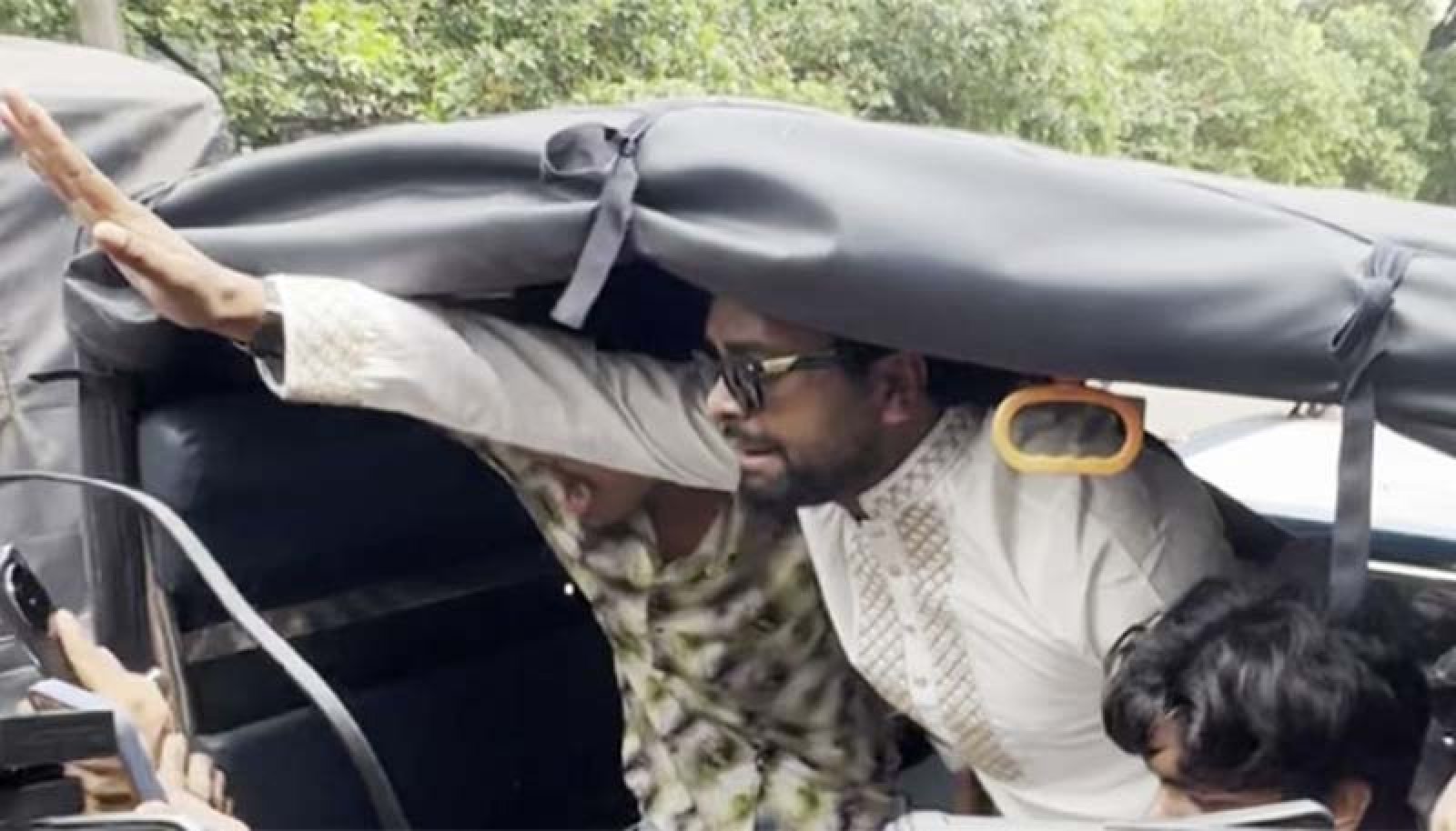 রবীন্দ্রনাথের ছবিতে কালি দিতে গিয়ে আটক এসডিএফের আয়াস