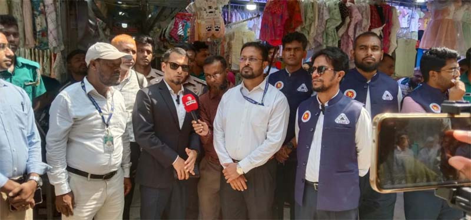 রাজশাহীতে সামারি ট্রায়াল কোর্টের অভিযান: নকল অলিভ অয়েল জব্দ, ব্যবসায়ীকে ১০ হাজার টাকা জরিমানা