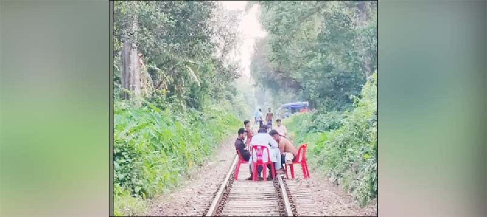 রেললাইনের ওপর বসে আড্ডা-সেলফি, ব্রাহ্মণবাড়িয়ায় বছরে ট্রেনে কাটা পড়ে নিহত ৪৪