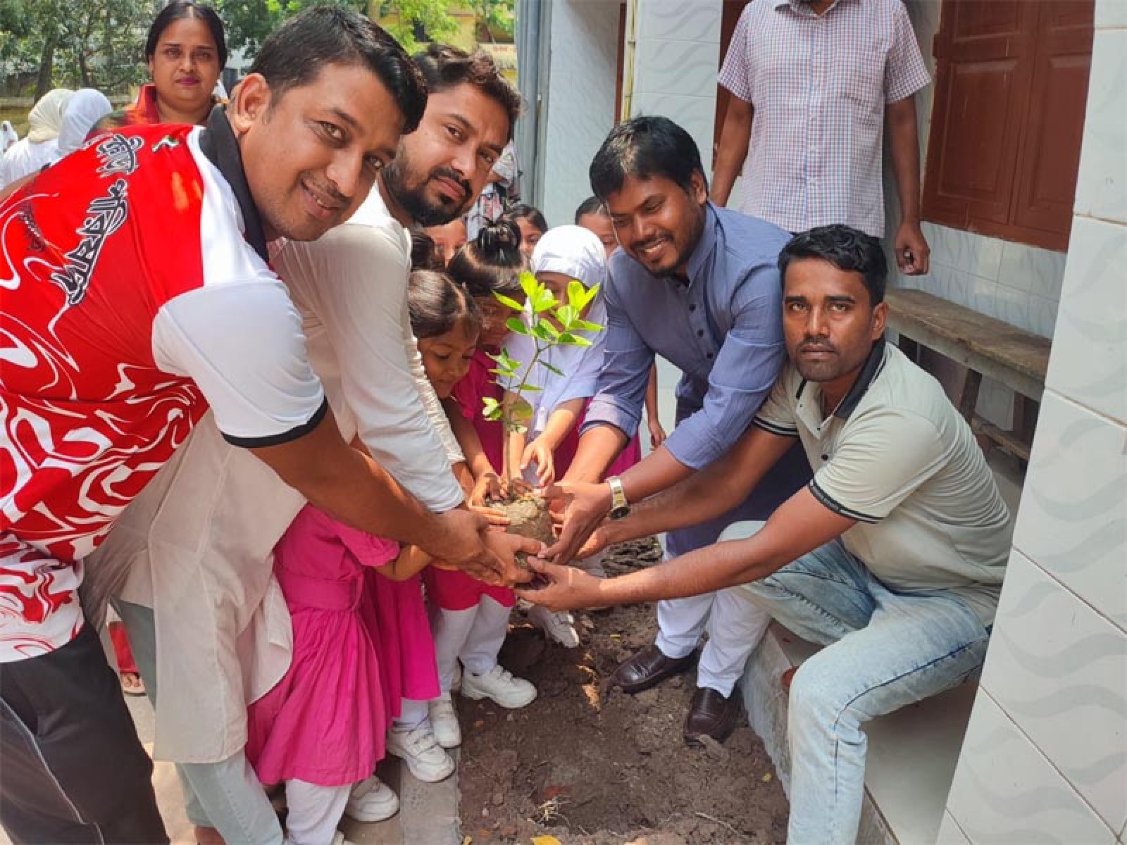 আষাঢ়ের প্রথম দিনে রাজশাহী বহুমুখী বালিকা উচ্চ বিদ্যালয়ে বৃক্ষরোপণ কর্মসূচি অনুষ্ঠিত