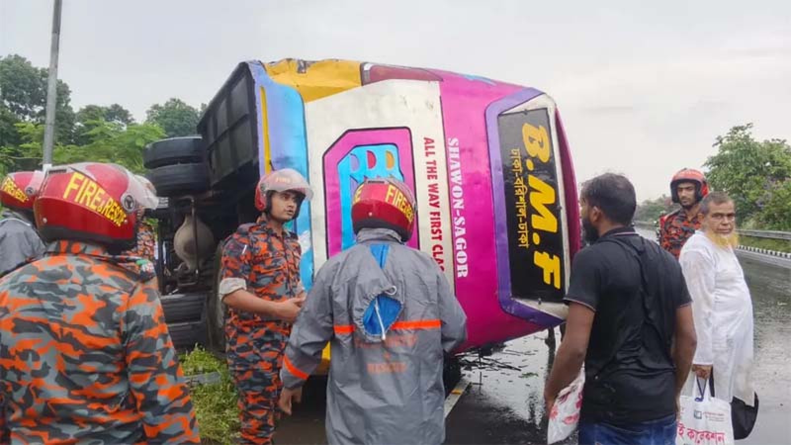 নিয়ন্ত্রণ হারিয়ে  উল্টে গেল যাত্রীবাহী বাস