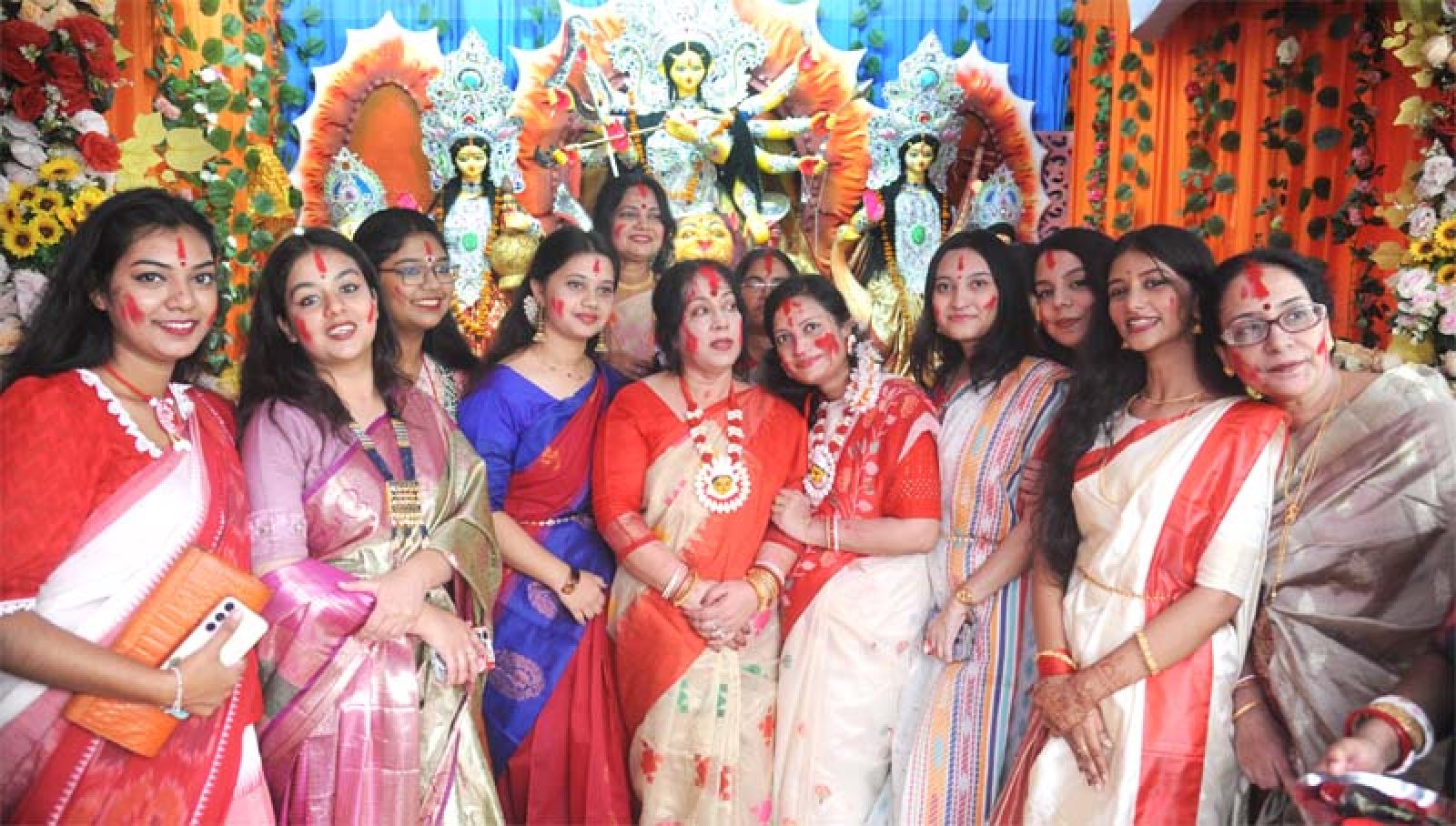 রাজশাহীতে সিঁদুর খেলায়  দুর্গা বিদায়ের বিষাদ