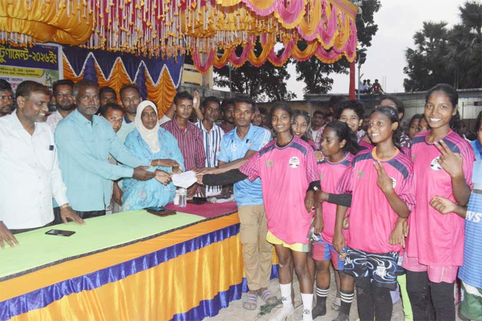 গোমস্তাপুরে মহিলা ফুটবল টুনামেন্ট অনুষ্ঠিত