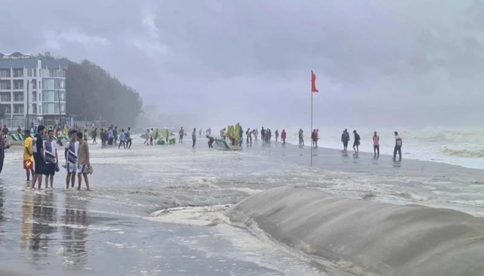 আজ নিম্নচাপটি ঘূর্ণিঝড়ের রূপ নিতে পারে