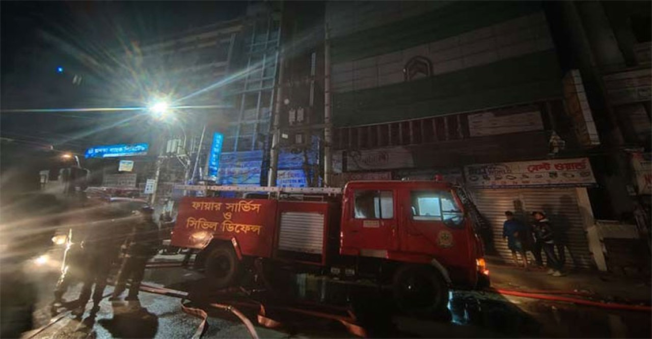 নবাবপুরে ভবনে আগুন, এক ঘণ্টার চেষ্টায় নিয়ন্ত্রণে
