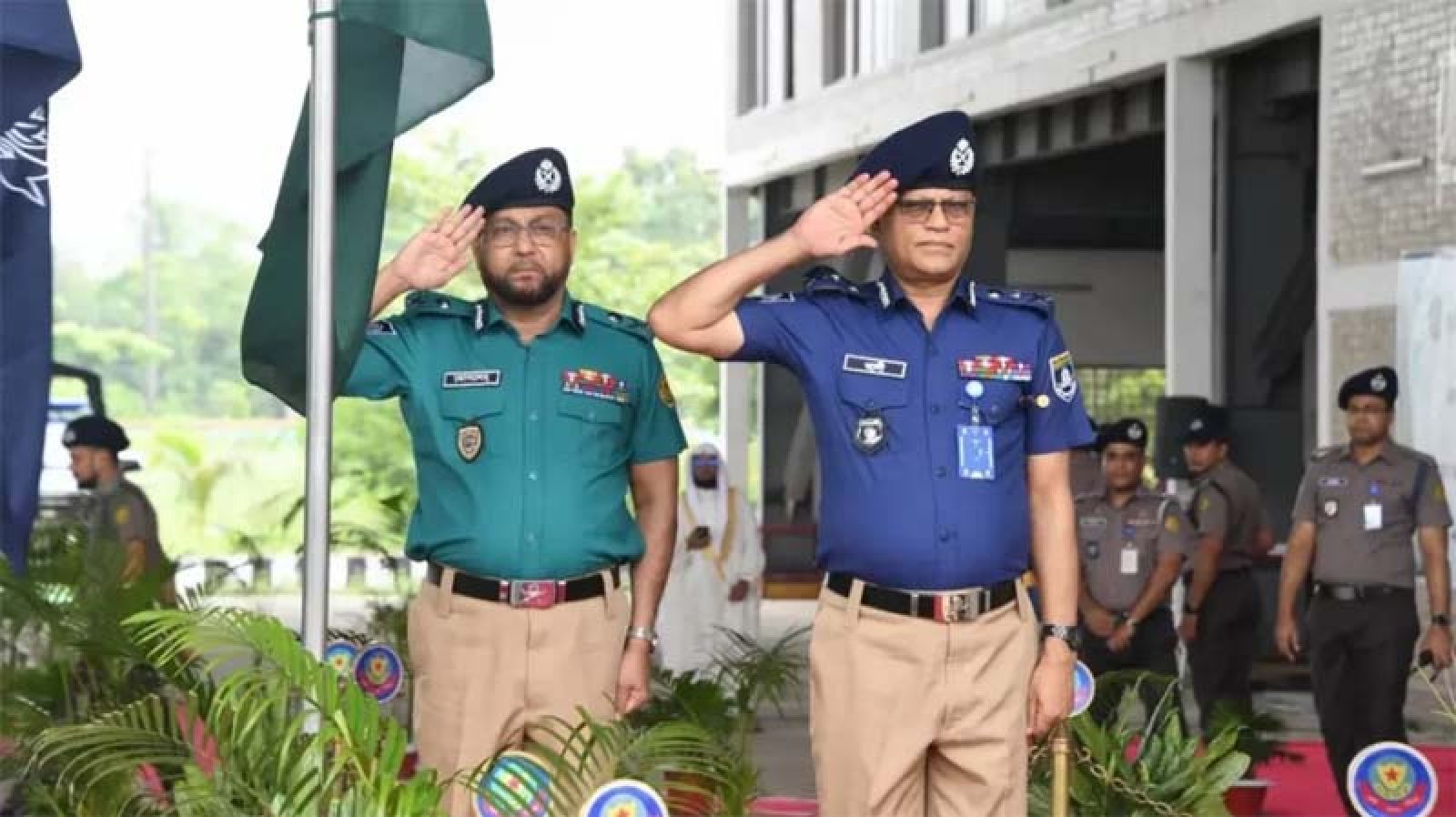 গাঢ় নীল-হালকা জলপাই শার্ট ও খাকি প্যান্টে ফিরলো পুলিশ
