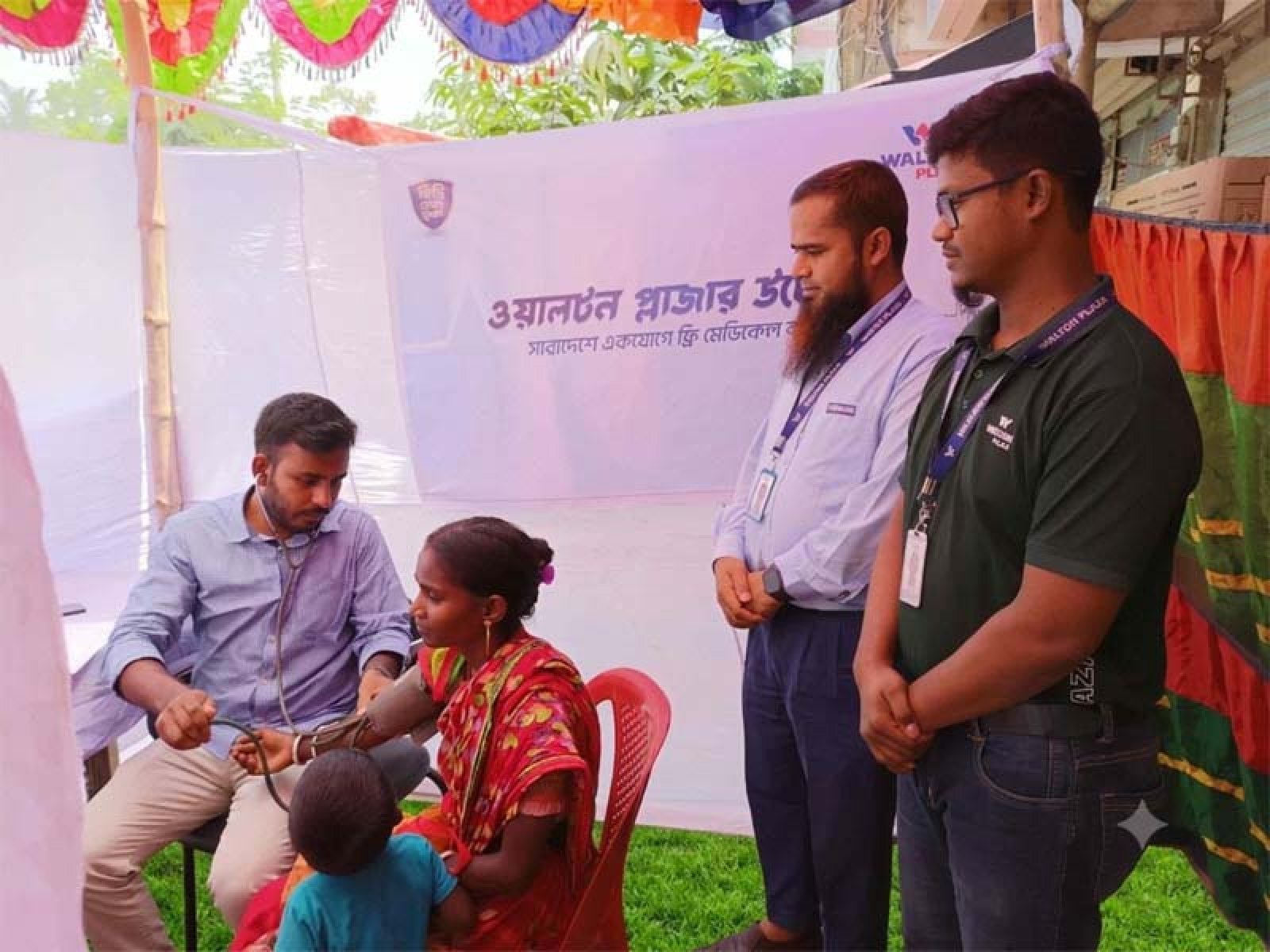 নিয়ামতপুরে ওয়ালটন প্লাজার উদ্যোগে ফ্রী মেডিকেল ক্যাম্প