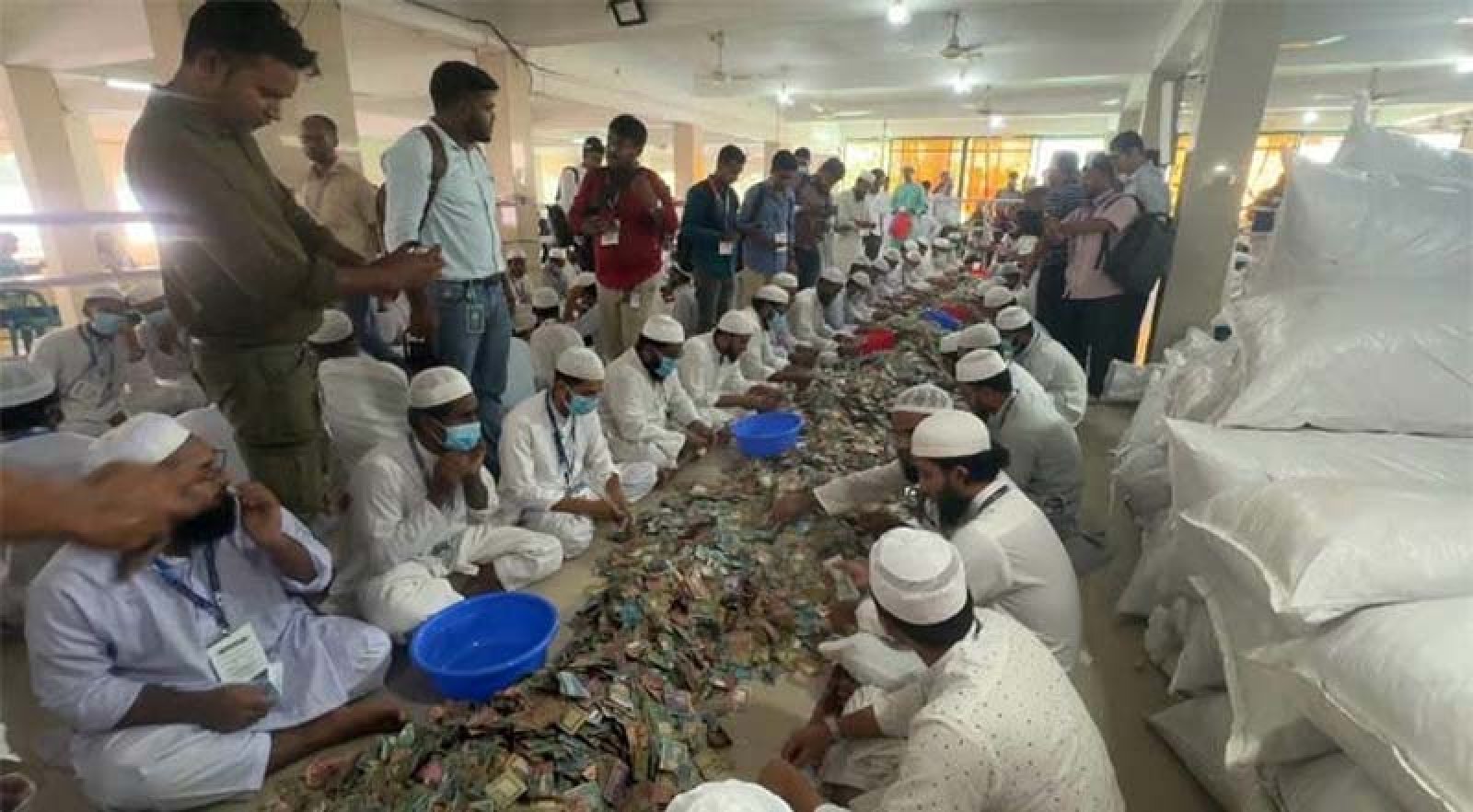 পাগলা মসজিদের ১৩টি  দানবাক্সে মিললো ৪৩ বস্তা টাকা