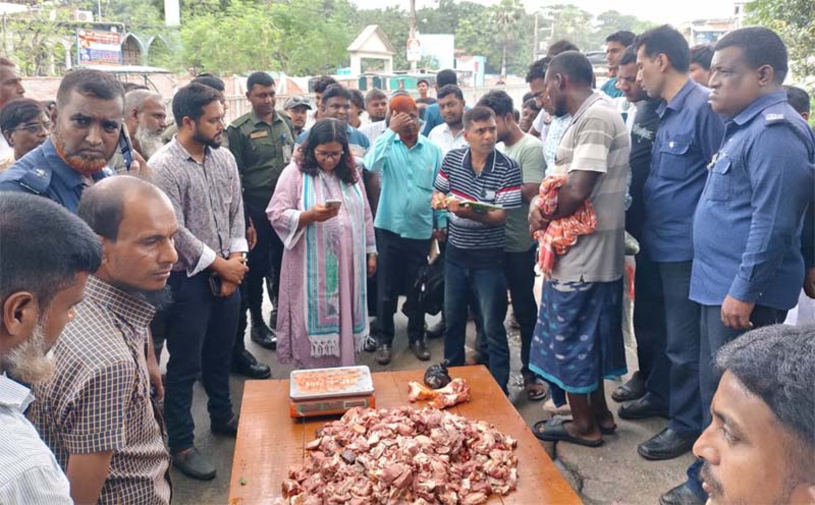 গোদাগাড়ীতে অসুস্থ গরু জবাই করে মাংস বিক্রি, ১০ হাজার টাকা জরিমানা