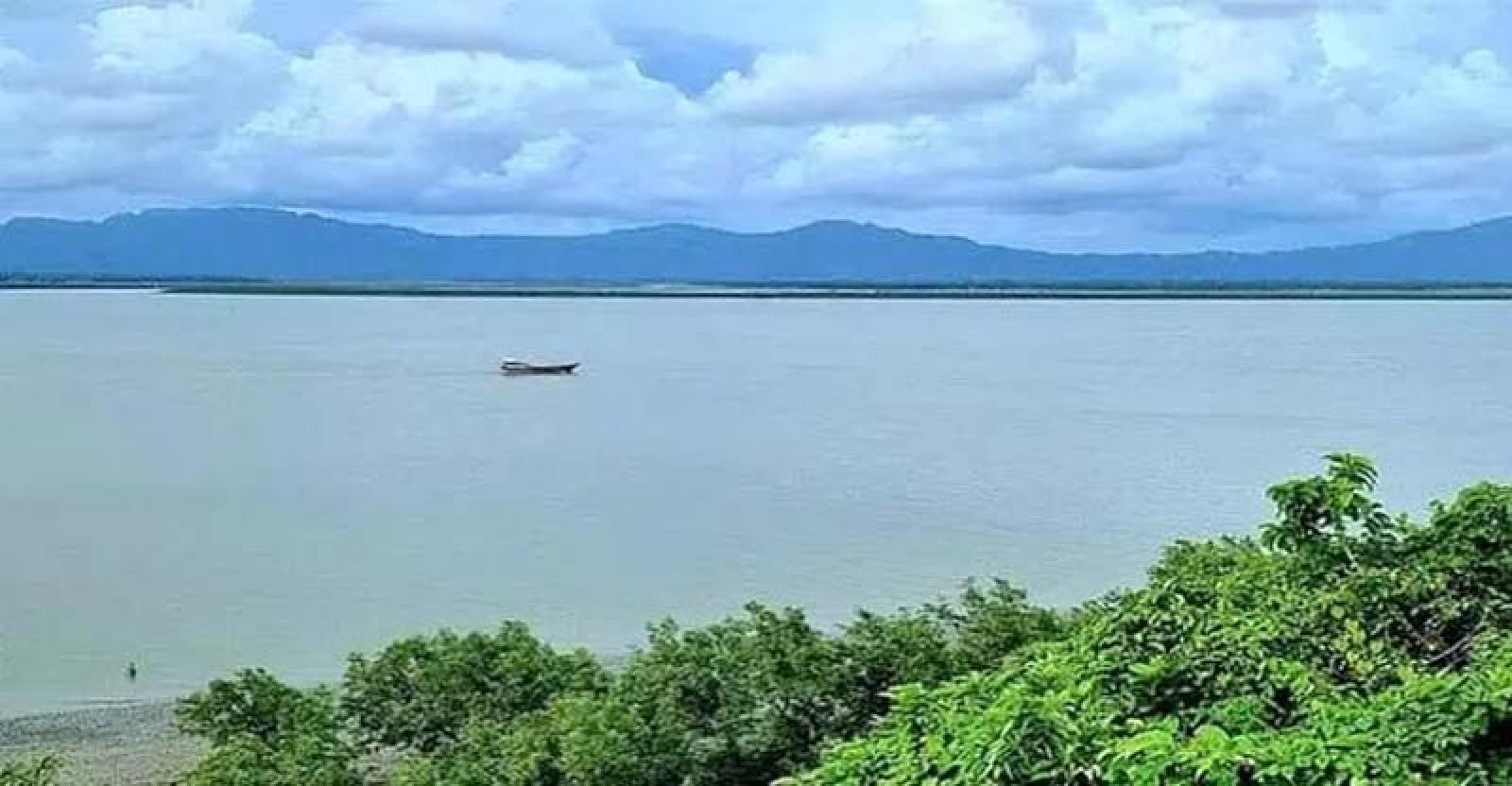 রাখাইনে আবারও দফায় দফায় বোমা বিস্ফোরণ, কাঁপছে টেকনাফ