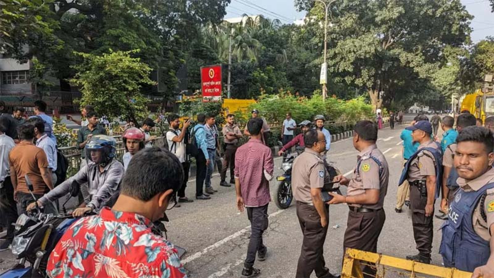শিক্ষা ভবনের সামনে থেকে সরে গেলেন আন্দোলনরত শিক্ষার্থীরা