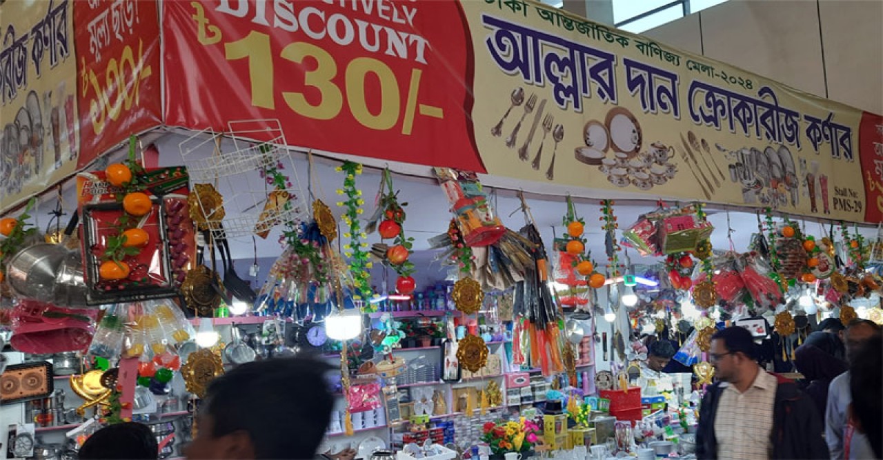 বাণিজ্য মেলায় ১৩০ টাকার ক্রোকারিজ স্টলে উপচে পড়া ভিড়