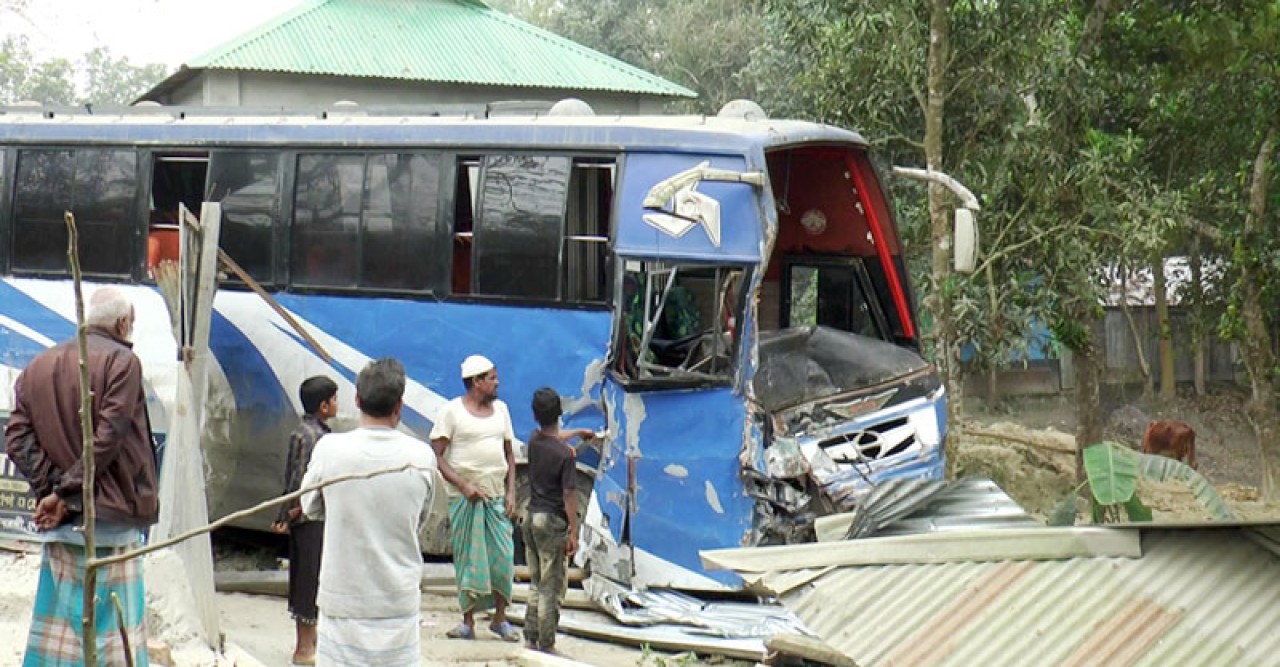যাত্রীবাহী বাস ও ট্রলির সঙ্গে সংঘর্ষে নিহত ২ আহত ১০
