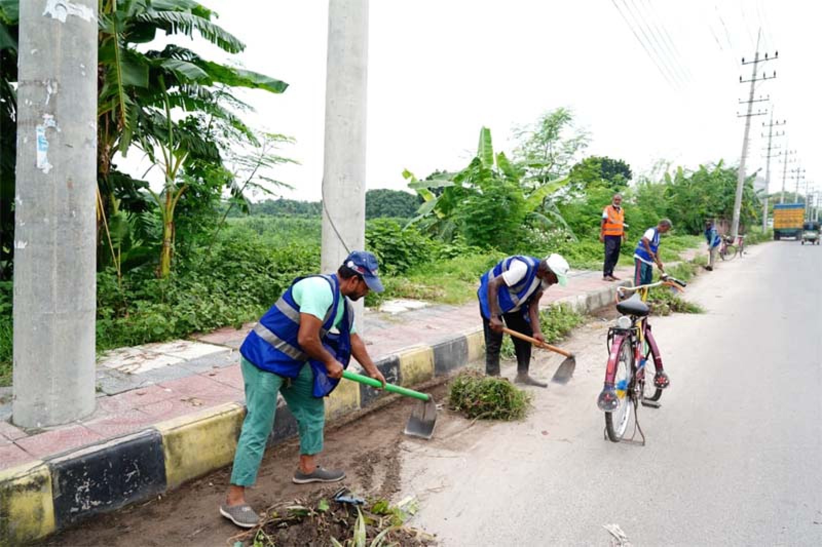নগরীর বিভিন্ন এলাকায় রাস্তা ও ড্রেন পরিষ্কার-পরিচ্ছন্নতা কার্যক্রম অব্যাহত