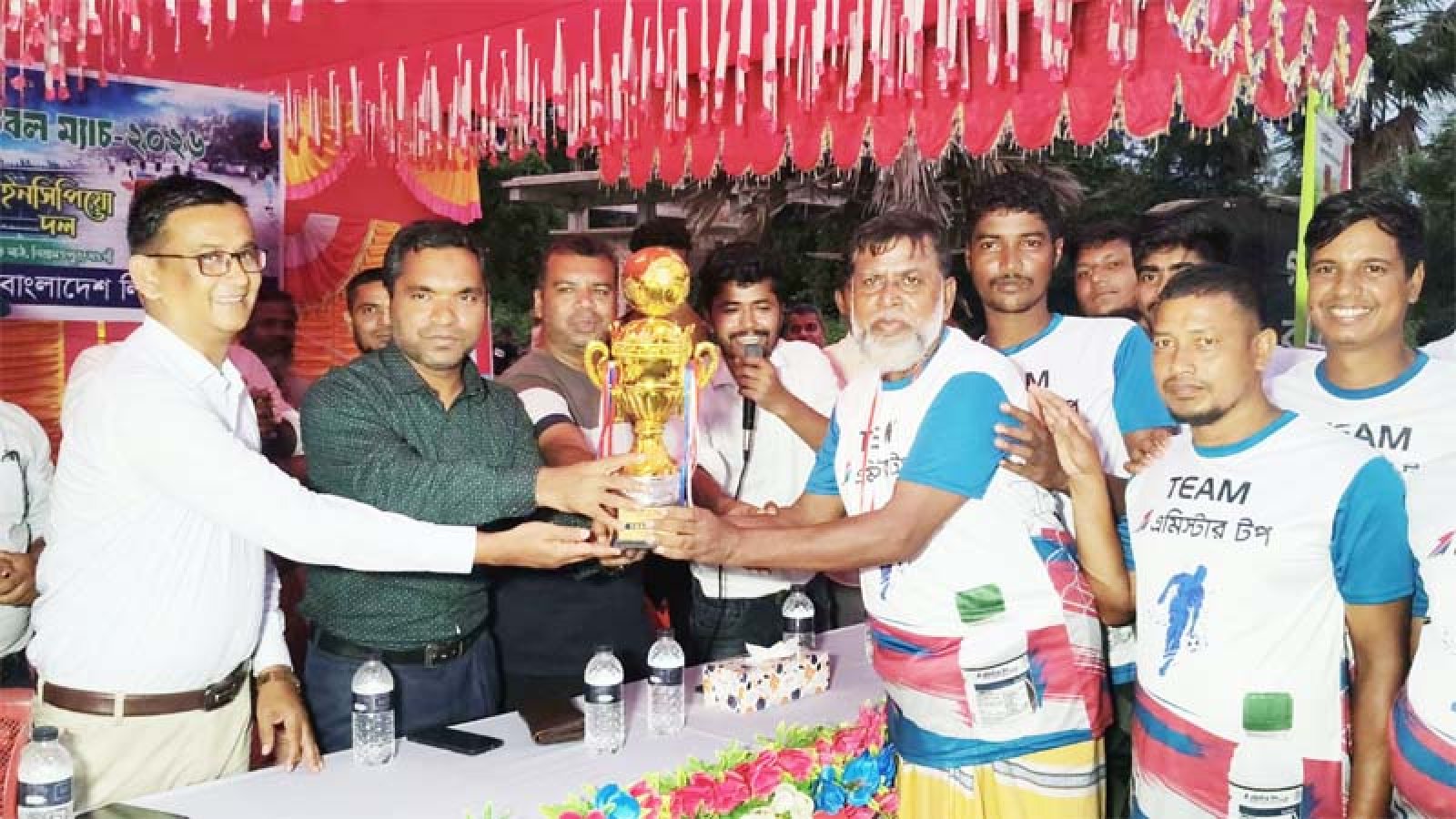 নিয়ামতপুরে আদর্শ কৃষকদের নিয়ে প্রীতি ফুটবল ম্যাচ অনুষ্ঠিত