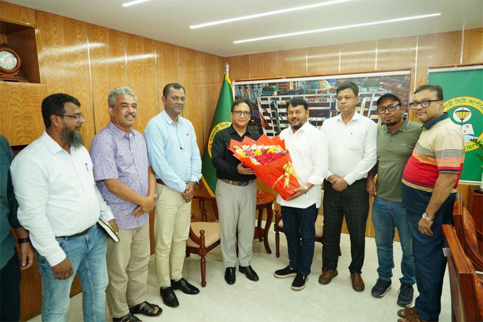 রাজশাহীর বিদায়ী বিভাগীয় কমিশনারকে রাসিকের বিদায় সংবর্ধনা