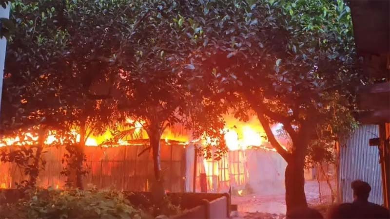 ঝুটের গোডাউনে আগুন ॥  প্রায় দুই ঘণ্টা পর নিয়ন্ত্রণে