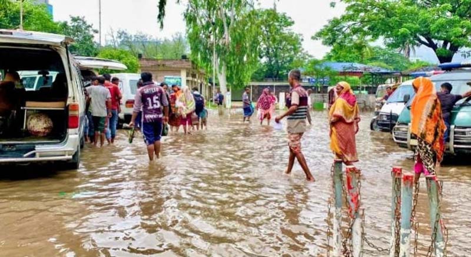 রাজশাহীতে মৌসুমের সর্বোচ্চ বৃষ্টি, কৃষিতে স্বস্তি–নগরে জলাবদ্ধতা