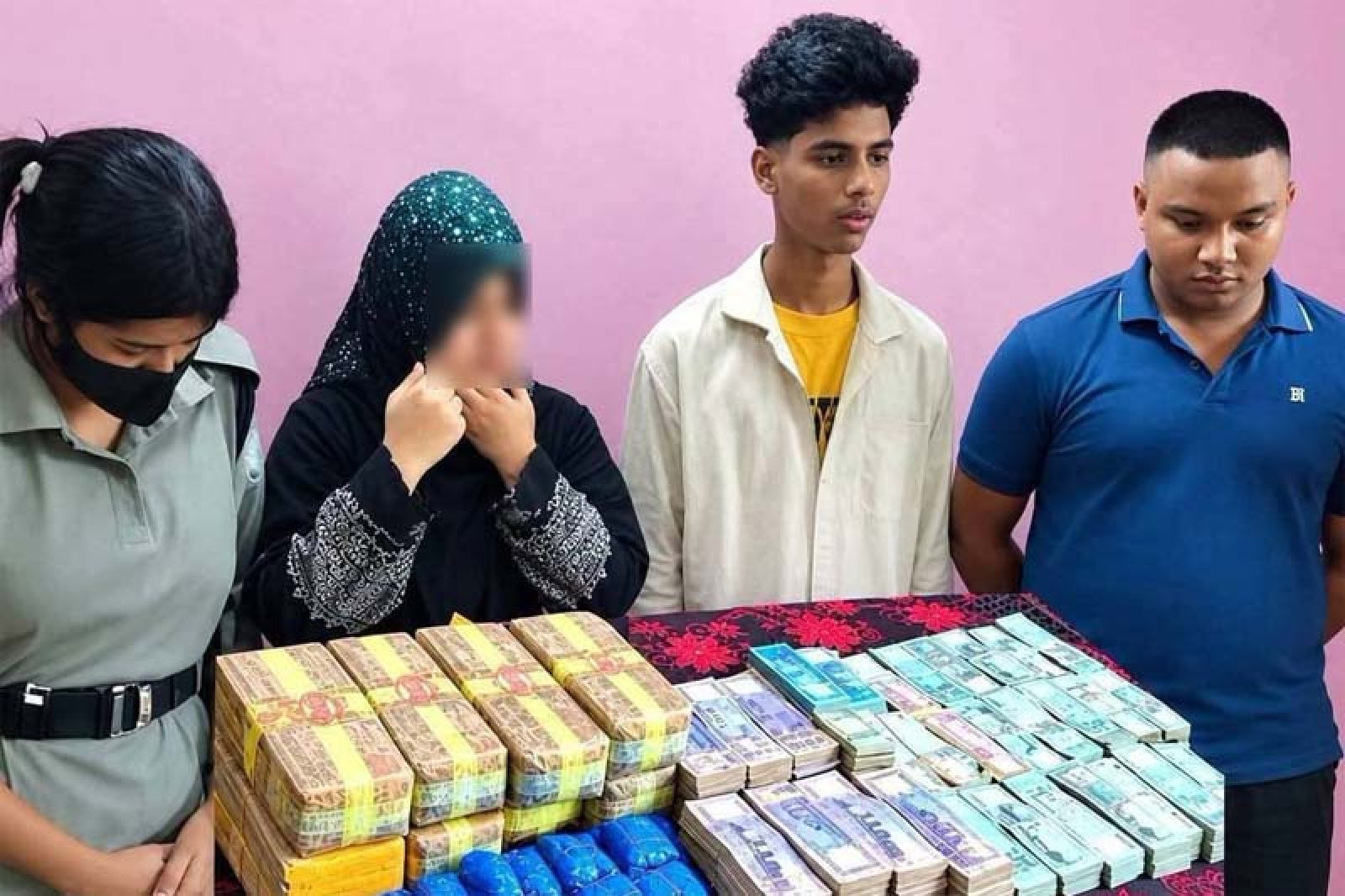 কক্সবাজারে পুলিশ কর্মকর্তার বাসায় ইয়াবা ও নগদ টাকা, স্ত্রীসহ আটক ৩