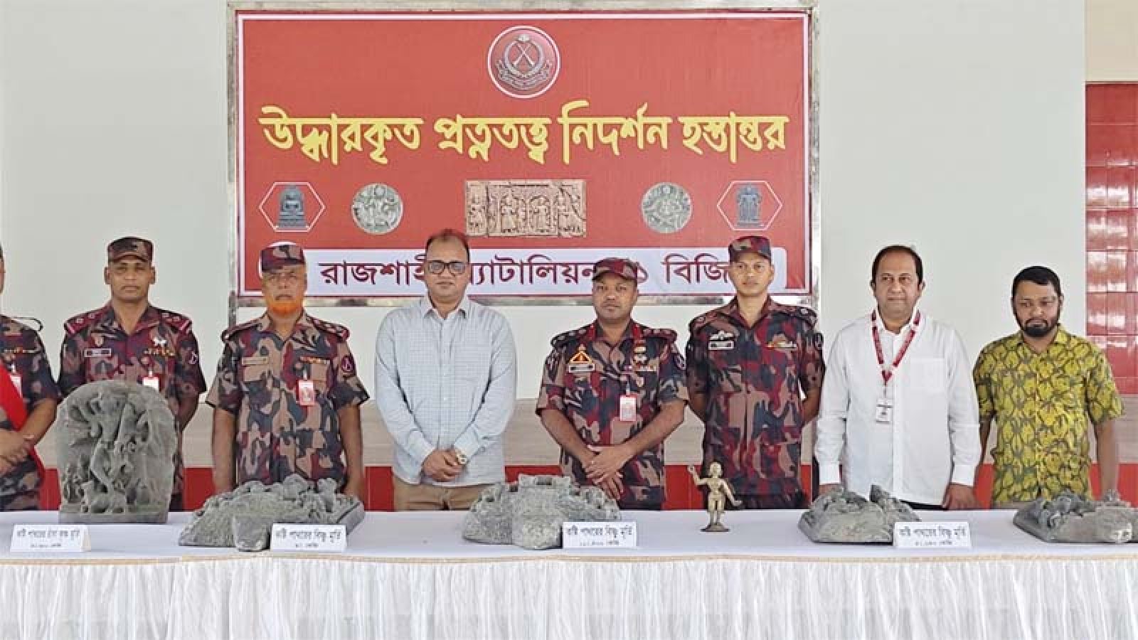 বিজিবির অভিযানে উদ্ধার ২৬ কষ্টিপাথরের মূর্তি ও ১,৮১৮ প্রাচীন মুদ্রা