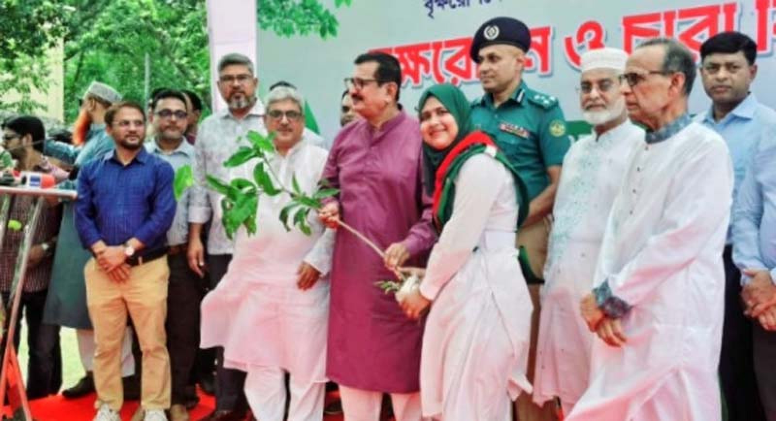 রাজশাহীর সবুজের গৌরব ও ধরে রাখাতে  বৃক্ষরোপণে গুরুত্বারোপ ভূমিমন্ত্রীর