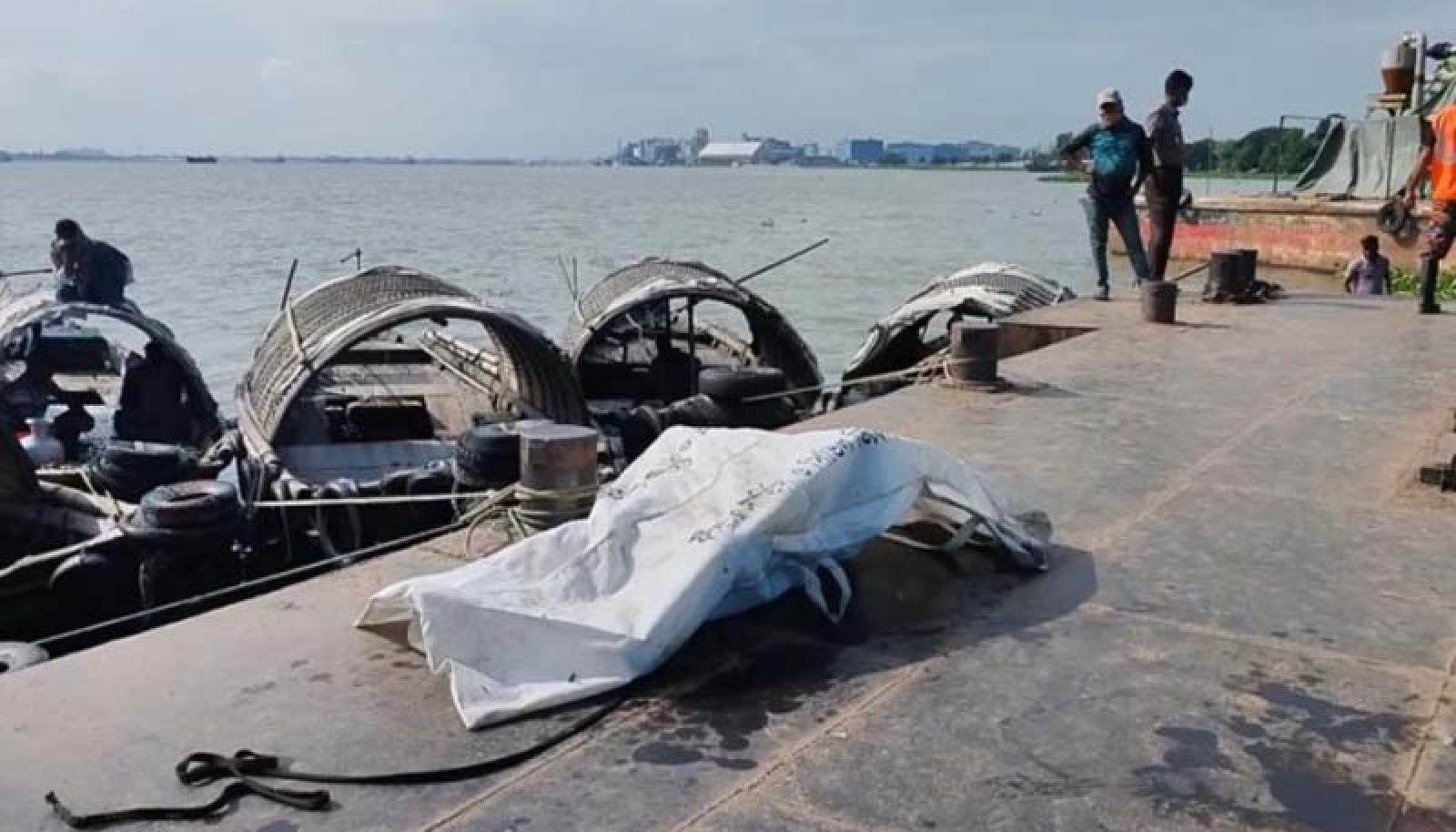 বিয়েতে যাওয়ার পথে ট্রলারডুবি: ৩ জনের মরদেহ উদ্ধার
